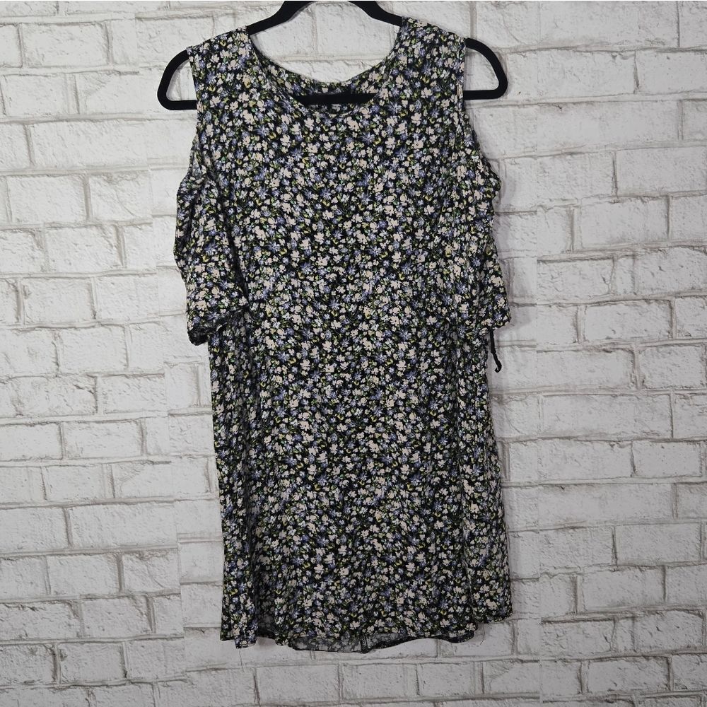 Milady's cute floral mini dress